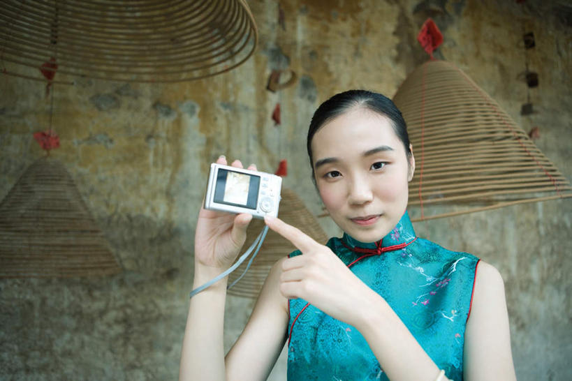 东方人,手,一个人,寺庙,横图,室内,特写,白天,正面,蜡烛,相机,亚洲,仅一个年轻女性,仅一个女性,仅一个人,握,旗袍,节日,烟雾,燃烧,拿,拿着,注视,指点,黄种人,文化,佛香,拍照,蓝色,数码相机,香火,香烛,庙宇,观察,看,祈祷,健康,手部,解说,凝视,握着,许愿,摄影,宗教,信仰,烧香,查看,纪念,祈求,注意,关注,平安,年轻女性,女人,女性,亚洲人,照相机,半身,彩图,传统服装,照相,庙,寺