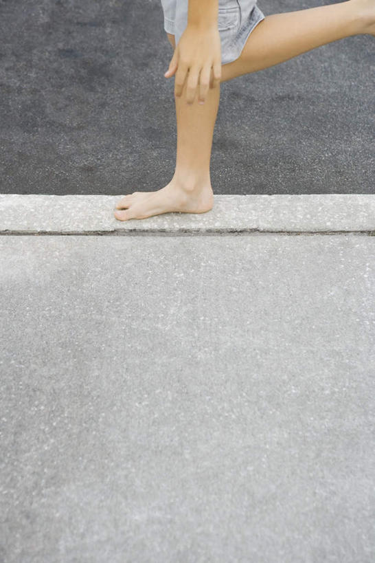 西方人,儿童,一个人,走,竖图,俯视,室外,白天,游戏,纯洁,沙滩,道路,路,公路,欧洲,欧洲人,仅一个男性,仅一个人,沙子,海岸,交通,沙地,玩,娱乐,小孩,仅一个小孩,休闲,可爱,童年,童趣,童真,烂漫,无邪,天真,男孩,男人,男性,白种人,孩子,海滩,马路,步行,散步,玩耍,嬉戏,走路,彩图,高角度拍摄,全身,男生