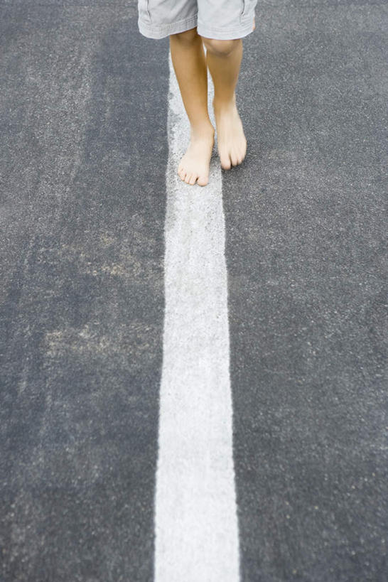 西方人,儿童,一个人,走,竖图,俯视,室外,白天,游戏,纯洁,沙滩,道路,路,公路,欧洲,欧洲人,仅一个男性,仅一个人,沙子,海岸,分界线,停车线,交通,沙地,玩,娱乐,小孩,仅一个小孩,休闲,可爱,童年,童趣,车行道,车行道分界线,标线,童真,烂漫,无邪,车行线,天真,男孩,男人,男性,白种人,孩子,海滩,马路,步行,散步,玩耍,嬉戏,走路,彩图,高角度拍摄,全身,男生