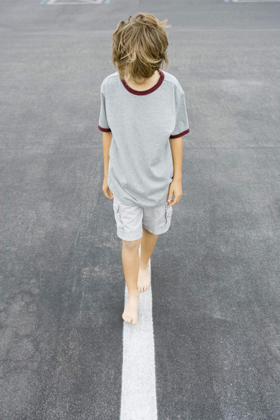 西方人,儿童,一个人,走,竖图,俯视,室外,白天,游戏,纯洁,沙滩,道路,路,公路,欧洲,欧洲人,仅一个男性,仅一个人,沙子,海岸,分界线,停车线,交通,沙地,玩,娱乐,小孩,低头,仅一个小孩,休闲,可爱,童年,童趣,车行道,车行道分界线,标线,童真,烂漫,无邪,车行线,天真,男孩,男人,男性,白种人,孩子,海滩,马路,步行,散步,玩耍,嬉戏,走路,彩图,高角度拍摄,全身,男生