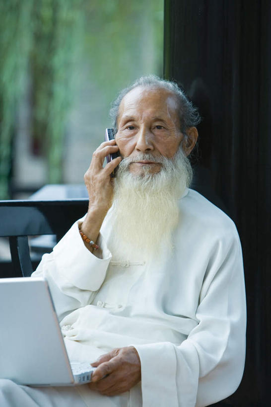 东方人,胡须,一个人,坐,躺,打电话,竖图,室内,特写,白天,侧面,电脑,笔记本电脑,树林,植物,窗户,阳台,桌子,建筑,电话,手机,亚洲,仅一个男性,仅一个人,网络,房屋,屋子,注视,黄种人,通讯设备,建设,楼房,玻璃窗,住宅,树,树木,绿色,自然,观察,看,靠,靠着,仅一个老年男性,凝视,生长,成长,查看,无线,注意,关注,通信设备,无线网络,无线上网,便携式电脑,卧着,交流,手提电脑,老年男性,男人,男性,亚洲人,胡子,络腮胡,沟通,躺着,通话,卧,坐着,半身,彩图,房子,露天阳台