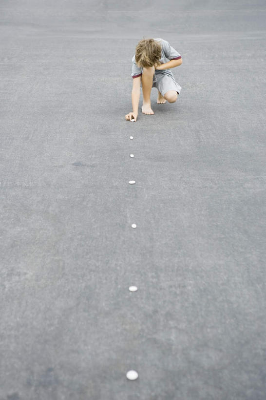 西方人,儿童,一个人,蹲,竖图,俯视,室外,白天,游戏,纯洁,石头,沙滩,道路,路,公路,欧洲,欧洲人,仅一个男性,仅一个人,一排,整齐,沙子,石子,海岸,交通,沙地,玩,娱乐,排列,小孩,仅一个小孩,休闲,可爱,童年,童趣,摆放,队列,童真,烂漫,无邪,天真,男孩,男人,男性,白种人,孩子,海滩,石块,马路,蹲着,玩耍,嬉戏,彩图,高角度拍摄,全身,男生