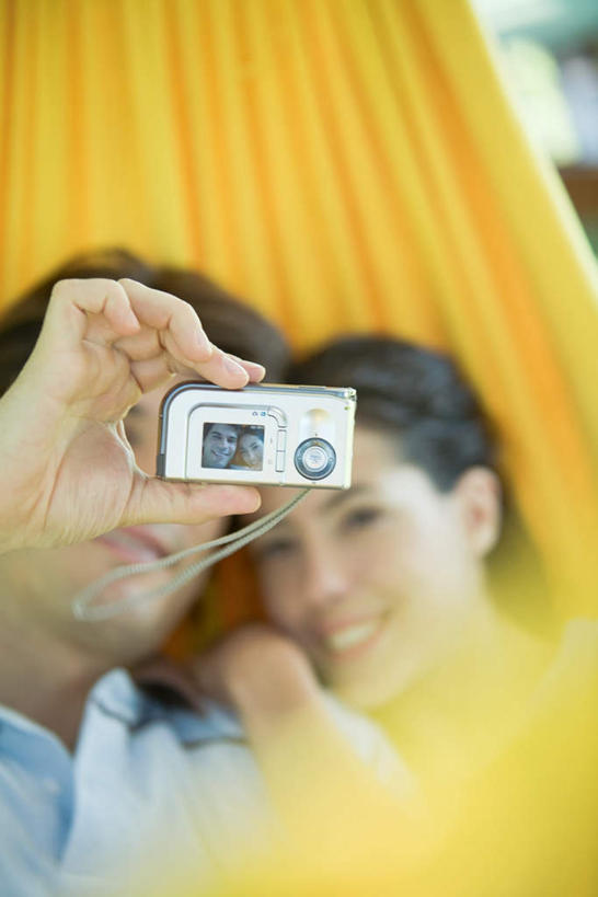 西方人,两个人,夫妻,躺,抱,笑,微笑,露齿笑,竖图,俯视,室外,白天,爱情,吊床,相机,欧洲,欧洲人,握,浪漫,拿,拿着,拍照,黄色,数码相机,恩爱,握着,恋人,摄影,抱着,搂着,露营,野营,宿营,卧着,男人,男性,年轻男性,年轻女性,女人,女性,白种人,情侣,照相机,怀抱,搂,搂抱,躺着,卧,相抱,拥抱,半身,彩图,高角度拍摄,照相,伴侣