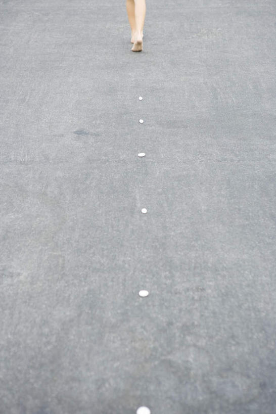 西方人,儿童,一个人,站,竖图,俯视,室外,白天,游戏,纯洁,石头,沙滩,道路,路,公路,欧洲,欧洲人,仅一个男性,仅一个人,一排,整齐,沙子,石子,海岸,交通,沙地,玩,娱乐,排列,小孩,站着,仅一个小孩,休闲,可爱,童年,童趣,队列,童真,烂漫,无邪,天真,男孩,男人,男性,白种人,孩子,海滩,石块,马路,玩耍,嬉戏,站立,彩图,高角度拍摄,全身,男生