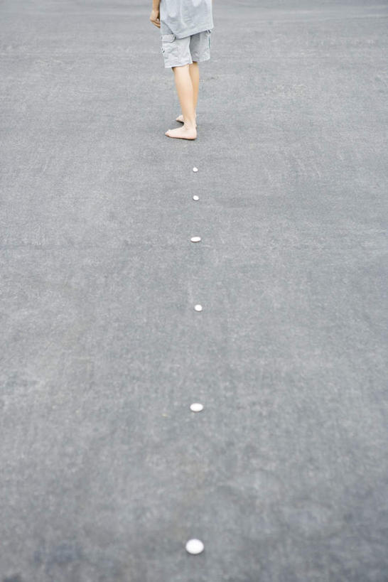 西方人,儿童,一个人,站,竖图,俯视,室外,白天,游戏,纯洁,石头,沙滩,道路,路,公路,欧洲,欧洲人,仅一个男性,仅一个人,一排,整齐,沙子,石子,海岸,交通,沙地,玩,娱乐,排列,小孩,站着,仅一个小孩,休闲,可爱,童年,童趣,队列,童真,烂漫,无邪,天真,男孩,男人,男性,白种人,孩子,海滩,石块,马路,玩耍,嬉戏,站立,彩图,高角度拍摄,全身,男生