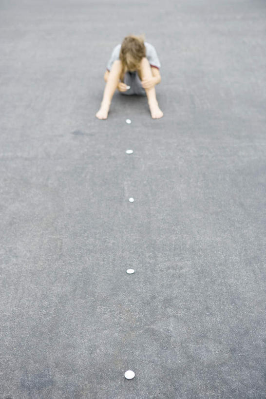 西方人,儿童,一个人,坐,竖图,俯视,室外,白天,游戏,纯洁,石头,沙滩,道路,路,公路,欧洲,欧洲人,仅一个男性,仅一个人,一排,整齐,沙子,石子,海岸,交通,沙地,玩,娱乐,排列,小孩,仅一个小孩,休闲,可爱,童年,童趣,摆放,队列,童真,烂漫,无邪,天真,男孩,男人,男性,白种人,孩子,海滩,石块,马路,玩耍,嬉戏,坐着,彩图,高角度拍摄,全身,男生