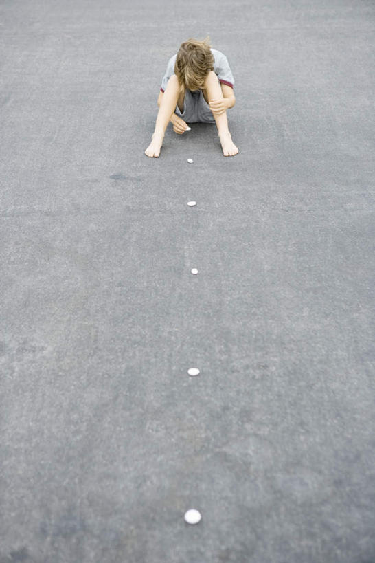 西方人,儿童,一个人,蹲,竖图,俯视,室外,白天,游戏,纯洁,石头,沙滩,道路,路,公路,欧洲,欧洲人,仅一个男性,仅一个人,一排,整齐,沙子,石子,海岸,交通,沙地,玩,娱乐,排列,小孩,仅一个小孩,休闲,可爱,童年,童趣,摆放,队列,童真,烂漫,无邪,天真,男孩,男人,男性,白种人,孩子,海滩,石块,马路,蹲着,玩耍,嬉戏,彩图,高角度拍摄,全身,男生