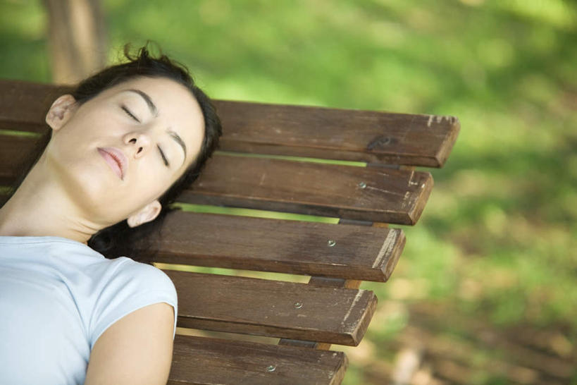 西方人,一个人,公园,花园,躺,睡,横图,室外,白天,正面,T恤衫,草地,草坪,花圃,植物,椅子,欧洲,欧洲人,仅一个年轻女性,仅一个女性,仅一个人,朦胧,模糊,木板,木条,木椅,躺椅,T恤,草,绿色,短袖,卧着,年轻女性,女人,女性,白种人,小花园,困,困觉,寝息,睡觉,躺着,卧,半身,彩图