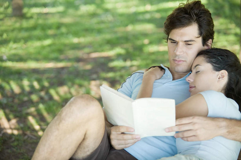 西方人,两个人,夫妻,躺,抱,睡,横图,俯视,室外,白天,爱情,看书,阅读,草地,草坪,植物,书籍,欧洲,欧洲人,学习,阴影,光线,影子,浪漫,草,绿色,阳光,书本,看,享受,恩爱,放松,读书,浏览,恋人,抱着,搂着,闲适,悠闲,露营,野营,宿营,卧着,男人,男性,年轻男性,年轻女性,女人,女性,白种人,情侣,书,图书,怀抱,困,困觉,搂,搂抱,寝息,睡觉,躺着,卧,相抱,拥抱,半身,彩图,高角度拍摄,伴侣