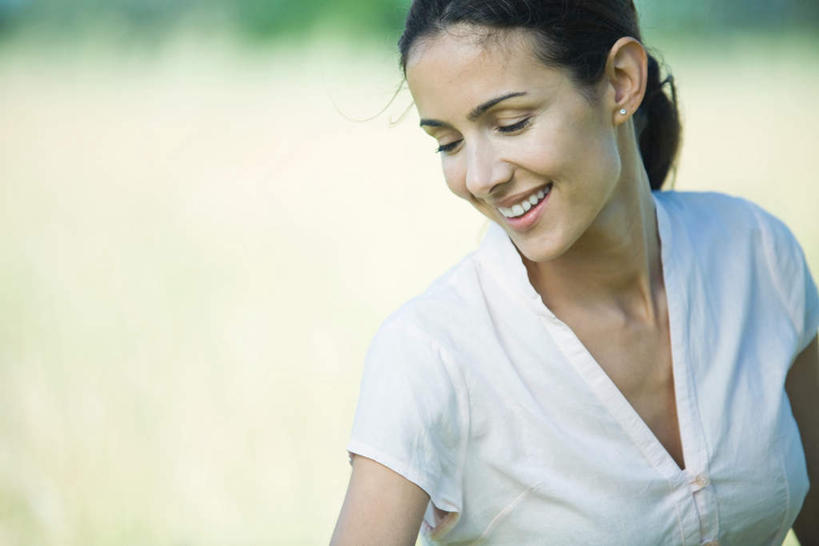 西方人,一个人,笑,微笑,露齿笑,横图,室外,特写,白天,正面,衬衫,树林,植物,帽子,欧洲,欧洲人,仅一个年轻女性,仅一个女性,仅一个人,枯萎,枯草,草,树,树木,粉色,黄色,蓝色,绿色,蓝天,天空,自然,遮阳帽,天,低头,转头,生长,成长,年轻女性,女人,女性,白种人,半身,彩图,衬衣