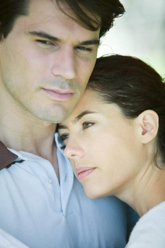 西方人,两个人,夫妻,抱,竖图,室外,白天,正面,T恤衫,爱情,欧洲,欧洲人,浪漫,T恤,依靠,注视,观察,看,靠,靠着,倚靠,恩爱,凝视,恋人,抱着,查看,搂着,注意,关注,男人,男性,年轻男性,年轻女性,女人,女性,白种人,情侣,怀抱,搂,搂抱,相抱,拥抱,半身,彩图,伴侣