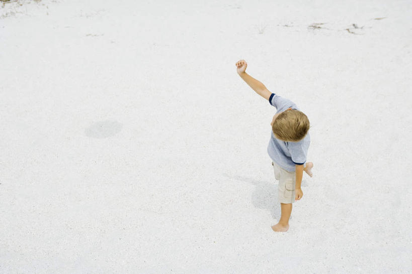 西方人,儿童,一个人,站,横图,俯视,室外,白天,游戏,纯洁,沙滩,欧洲,欧洲人,仅一个男性,仅一个人,踢,阴影,短裤,光线,沙子,影子,海岸,沙地,玩,T恤,娱乐,小孩,阳光,站着,仅一个小孩,休闲,短袖,可爱,童年,童趣,童真,烂漫,无邪,天真,男孩,男人,男性,白种人,孩子,海滩,玩耍,嬉戏,彩图,高角度拍摄,全身,男生