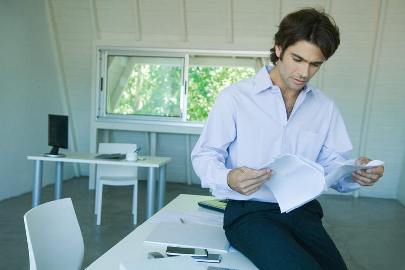 西方人,一个人,商务人士,商务男性,办公室,家,坐,横图,俯视,室内,白天,衬衫,电脑,显示器,鼠标,键盘,树林,植物,别墅,窗户,家具,装修,桌子,建筑,报纸,电话,手机,椅子,笔筒,欧洲,欧式,欧洲人,仅一个男性,仅一个人,握,阴影,套装,装饰,光线,网络,笔,材料,瓷砖,档案,地砖,文件,影子,办公桌,房屋,墙,屋子,公寓,文件夹,地面,豪华,拿,拿着,注视,输入设备,通讯设备,建设,现代,装潢,洋房,楼房,玻璃窗,墙壁,墙面,住宅,文具,树,树木,仅一个年轻男性,绿色,白色,阳光,自然,资料,室内装潢,低头,观察,看,台式电脑,凝视,握着,生长,成长,查看,明亮,舒适,家居装潢,注意,关注,文档,通信设备,商务装,房屋设计,地中海风格,古典风格,简约风格,资料夹,室内设计,工薪阶层,输出设备,宽敞,办公家具,样板房装潢,男人,男性,年轻男性,白种人,白领,上班族,设计,坐着,半身,彩图,高角度拍摄,衬衣,房子