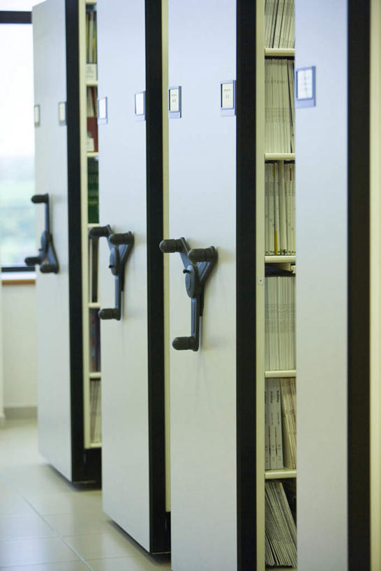 无人,图书馆,竖图,室内,白天,正面,窗户,门,书架,指示牌,书籍,阴影,反射,标签,标志,材料,瓷砖,档案,地砖,文件,文字,影子,墙,地面,标识,玻璃窗,架子,墙壁,墙面,倒影,把手,书本,资料,门框,文档,浏览室,书,图书,彩图,书库,图书库,阅览室