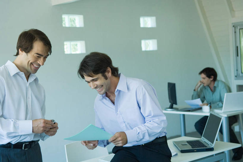 西方人,三个人,商务人士,商务男性,办公室,家,坐,笑,说,微笑,露齿笑,横图,室内,白天,正面,衬衫,电脑,显示器,鼠标,键盘,别墅,家具,装修,桌子,建筑,报纸,电话,手机,椅子,欧洲,欧式,欧洲人,握,阴影,套装,装饰,光线,网络,材料,瓷砖,档案,地砖,文件,影子,办公桌,房屋,墙,屋子,公寓,文件夹,地面,豪华,拿,拿着,注视,输入设备,通讯设备,建设,现代,装潢,洋房,楼房,墙壁,墙面,住宅,白色,阳光,资料,室内装潢,低头,观察,看,台式电脑,凝视,握着,查看,明亮,舒适,家居装潢,注意,关注,文档,通信设备,商务装,房屋设计,地中海风格,古典风格,简约风格,资料夹,室内设计,工薪阶层,输出设备,宽敞,办公家具,样板房装潢,交流,男人,男性,年轻男性,白种人,白领,上班族,设计,沟通,讲话,交谈,说话,谈话,坐着,半身,彩图,衬衣,房子