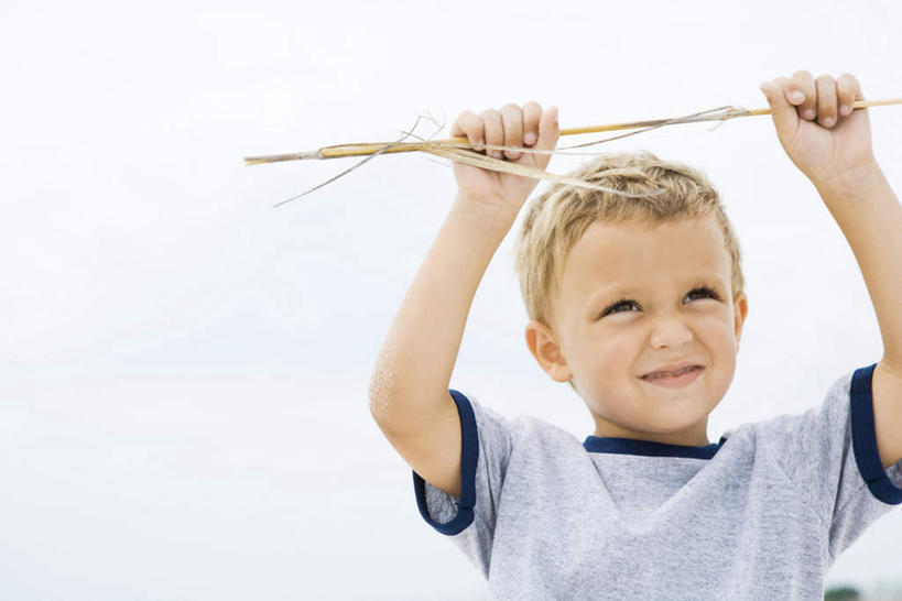 西方人,儿童,一个人,站,举,横图,室外,白天,正面,游戏,纯洁,沙滩,植物,欧洲,欧洲人,仅一个男性,仅一个人,阴影,短裤,枯萎,光线,沙子,影子,海岸,稻草,稻穗,枯草,沙地,玩,T恤,注视,娱乐,球,草,小孩,黄色,阳光,观察,看,托,站着,仅一个小孩,休闲,短袖,可爱,童年,童趣,凝视,查看,注意,关注,童真,烂漫,无邪,桔梗,天真,男孩,男人,男性,白种人,孩子,海滩,举起,举手,举着,抬头,玩耍,嬉戏,向上举,向上伸,向上托,仰头,半身,彩图,男生