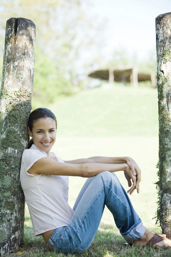 西方人,一个人,坐,笑,微笑,露齿笑,竖图,俯视,室外,白天,T恤衫,草地,草坪,植物,欧洲,欧洲人,仅一个年轻女性,仅一个女性,仅一个人,阴影,光线,影子,T恤,依靠,牛仔裤,草,树,树木,绿色,阳光,自然,靠,靠着,倚靠,短袖,生长,成长,年轻女性,女人,女性,白种人,坐着,彩图,高角度拍摄,全身