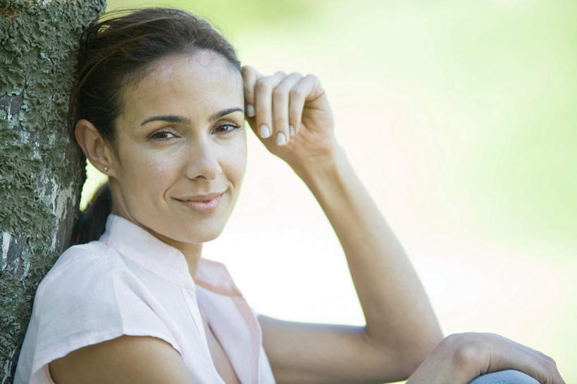 西方人,一个人,坐,笑,摸,微笑,露齿笑,横图,室外,特写,白天,侧面,T恤衫,草地,草坪,植物,欧洲,欧洲人,仅一个年轻女性,仅一个女性,仅一个人,抚摸,阴影,朦胧,模糊,光线,影子,T恤,依靠,注视,牛仔裤,草,树,树木,绿色,阳光,自然,观察,看,靠,靠着,倚靠,短袖,凝视,生长,成长,查看,注意,关注,年轻女性,女人,女性,白种人,触摸,接触,坐着,半身,彩图