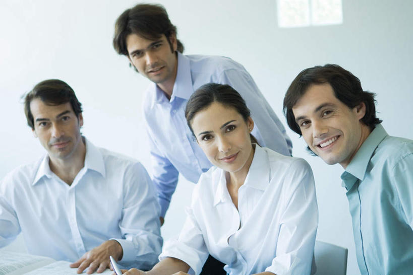 西方人,四个人,商务人士,商务男性,商务女性,办公室,坐,笑,说,微笑,露齿笑,横图,俯视,室内,白天,衬衫,讨论,别墅,家具,装修,桌子,建筑,椅子,欧洲,欧式,欧洲人,握,阴影,套装,装饰,会议,光线,材料,档案,文件,影子,办公桌,房屋,墙,屋子,公寓,文件夹,豪华,拿,拿着,注视,建设,现代,装潢,洋房,楼房,墙壁,墙面,白色,阳光,资料,室内装潢,低头,观察,看,凝视,握着,查看,明亮,舒适,家居装潢,注意,关注,文档,商务装,房屋设计,地中海风格,古典风格,简约风格,资料夹,室内设计,工薪阶层,宽敞,办公家具,样板房装潢,交流,男人,男性,年轻男性,年轻女性,女人,女性,白种人,白领,上班族,设计,沟通,讲话,交谈,说话,谈话,坐着,半身,彩图,高角度拍摄,衬衣,房子