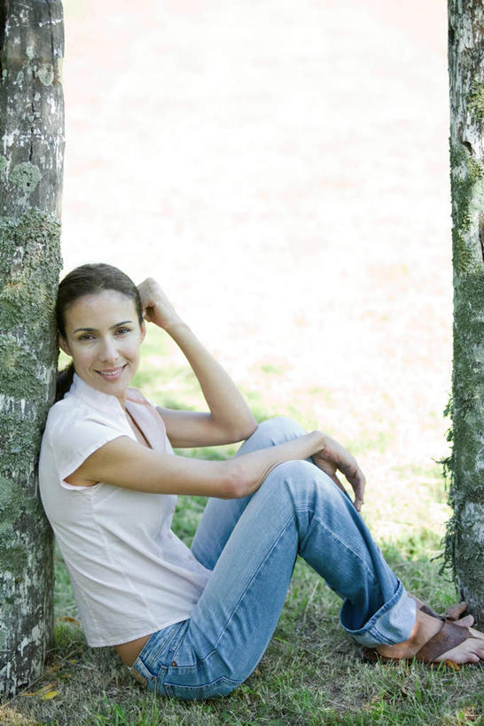 西方人,一个人,坐,笑,微笑,露齿笑,竖图,俯视,室外,白天,T恤衫,草地,草坪,植物,欧洲,欧洲人,仅一个年轻女性,仅一个女性,仅一个人,阴影,光线,影子,T恤,依靠,牛仔裤,草,树,树木,绿色,阳光,自然,靠,靠着,倚靠,转头,短袖,生长,成长,年轻女性,女人,女性,白种人,坐着,彩图,高角度拍摄,全身