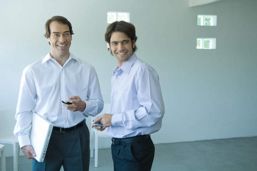 西方人,两个人,商务人士,商务男性,办公室,站,笑,说,打电话,微笑,露齿笑,横图,室内,白天,正面,衬衫,讨论,别墅,家具,装修,桌子,建筑,电话,手机,椅子,欧洲,欧式,欧洲人,握,阴影,套装,装饰,会议,光线,瓷砖,地砖,影子,办公桌,房屋,墙,屋子,公寓,地面,豪华,拿,拿着,注视,通讯设备,建设,现代,装潢,洋房,楼房,墙壁,墙面,白色,阳光,室内装潢,观察,看,站着,凝视,握着,查看,明亮,舒适,家居装潢,注意,关注,商务装,房屋设计,地中海风格,古典风格,简约风格,室内设计,工薪阶层,宽敞,办公家具,样板房装潢,交流,男人,男性,年轻男性,白种人,白领,上班族,设计,沟通,讲话,交谈,说话,谈话,通话,站立,半身,彩图,衬衣,房子