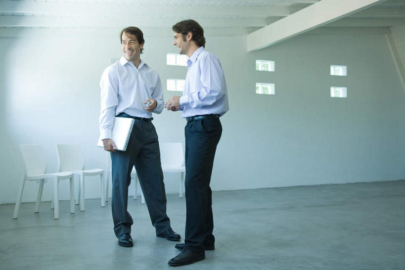 西方人,两个人,商务人士,商务男性,办公室,站,笑,说,打电话,微笑,露齿笑,横图,室内,白天,仰视,衬衫,讨论,别墅,家具,装修,建筑,电话,手机,椅子,欧洲,欧式,欧洲人,握,阴影,套装,装饰,会议,光线,瓷砖,地砖,影子,房屋,墙,屋子,公寓,地面,豪华,拿,拿着,注视,通讯设备,建设,现代,装潢,洋房,楼房,墙壁,墙面,白色,阳光,室内装潢,观察,看,站着,凝视,握着,五只,查看,明亮,舒适,家居装潢,注意,关注,商务装,房屋设计,地中海风格,古典风格,简约风格,室内设计,工薪阶层,宽敞,办公家具,样板房装潢,交流,男人,男性,年轻男性,白种人,白领,上班族,设计,沟通,讲话,交谈,说话,谈话,通话,站立,彩图,低角度拍摄,全身,衬衣,房子