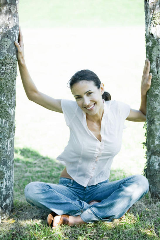 西方人,一个人,伸展双臂,笑,摸,盘腿,微笑,露齿笑,竖图,俯视,室外,白天,草地,草坪,植物,欧洲,欧洲人,仅一个年轻女性,仅一个女性,仅一个人,抚摸,阴影,光线,影子,草,树,树木,绿色,阳光,自然,放,生长,成长,年轻女性,女人,女性,白种人,敞开双臂,触摸,接触,盘腿而坐,盘膝,盘着腿的,盘着腿坐,伸开双臂,双腿交叉,展开双肩,张开手臂,张开双臂,彩图,高角度拍摄,全身