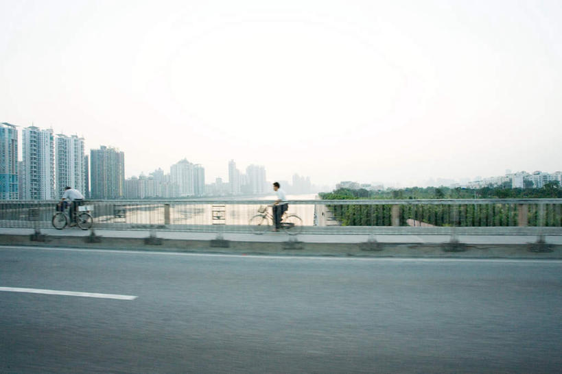 东方人,两个人,高楼大厦,栏杆,横图,室外,白天,正面,河流,树林,水,植物,大桥,大厦,道路,建筑,路,摩天大楼,桥梁,公路,自行车,亚洲,栅栏,房屋,屋子,河水,篱笆,水流,公寓,围栏,桥,交通,黄种人,护栏,楼房,住宅,车,脚踏车,树,树木,骑,绿色,自然,交通工具,骑车,生长,成长,男人,男性,中年男性,亚洲人,马路,彩图,全身,房子,大楼,高层建筑,高楼,摩天楼