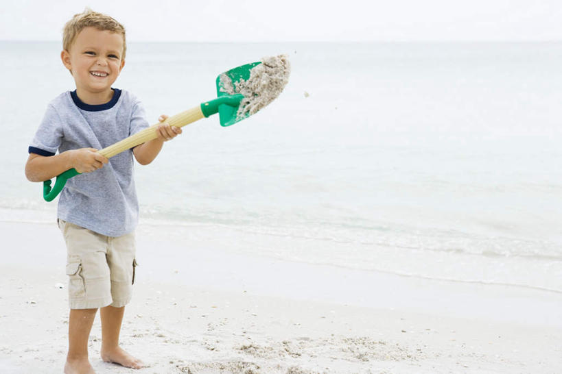 西方人,儿童,一个人,站,举,笑,微笑,露齿笑,横图,俯视,室外,白天,游戏,纯洁,沙滩,欧洲,欧洲人,仅一个男性,仅一个人,阴影,短裤,光线,沙子,影子,海岸,沙地,玩,T恤,注视,娱乐,小孩,阳光,观察,看,托,站着,仅一个小孩,休闲,短袖,可爱,童年,童趣,凝视,查看,注意,关注,童真,烂漫,无邪,天真,男孩,男人,男性,白种人,孩子,海滩,举起,举手,举着,抬头,玩耍,嬉戏,向上举,向上伸,向上托,仰头,彩图,高角度拍摄,全身,男生