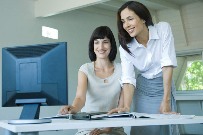 西方人,两个人,商务人士,商务女性,办公室,站,坐,笑,说,微笑,露齿笑,横图,室内,白天,仰视,讨论,电脑,显示器,鼠标,键盘,别墅,家具,装修,桌子,建筑,椅子,欧洲,欧式,欧洲人,弯腰,握,阴影,套装,装饰,会议,光线,网络,材料,档案,文件,影子,办公桌,房屋,墙,屋子,公寓,文件夹,豪华,拿,拿着,注视,输入设备,通讯设备,建设,现代,装潢,洋房,楼房,墙壁,墙面,白色,阳光,资料,室内装潢,低头,观察,看,站着,台式电脑,凝视,握着,查看,明亮,舒适,家居装潢,注意,关注,文档,通信设备,商务装,房屋设计,地中海风格,古典风格,简约风格,资料夹,室内设计,工薪阶层,输出设备,宽敞,办公家具,样板房装潢,交流,年轻女性,女人,女性,白种人,白领,上班族,设计,沟通,讲话,交谈,说话,谈话,坐着,半身,彩图,低角度拍摄,房子