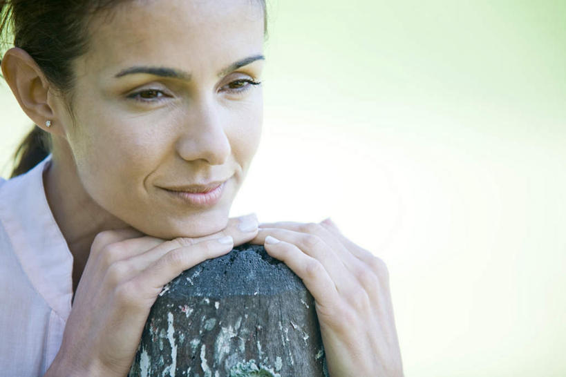 西方人,一个人,笑,摸,微笑,横图,室外,特写,白天,正面,植物,欧洲,欧洲人,仅一个年轻女性,仅一个女性,仅一个人,撑,抚摸,阴影,光线,影子,托腮,依靠,注视,树,树木,绿色,阳光,自然,观察,看,靠,靠着,托,倚靠,思考,想,沉思,放,凝视,生长,成长,查看,注意,关注,托下巴,年轻女性,女人,女性,白种人,触摸,接触,半身,彩图