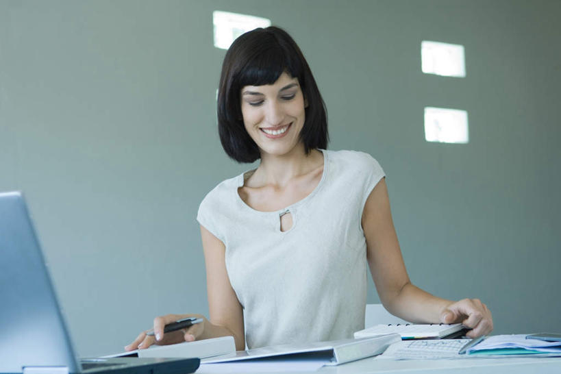 西方人,一个人,商务人士,商务女性,办公室,坐,笑,打电话,微笑,露齿笑,横图,室内,白天,仰视,电脑,笔记本电脑,别墅,家具,装修,桌子,建筑,电话,手机,椅子,欧洲,欧式,欧洲人,仅一个年轻女性,仅一个女性,仅一个人,握,阴影,套装,装饰,光线,网络,材料,档案,文件,影子,办公桌,房屋,墙,屋子,公寓,文件夹,豪华,拿,拿着,注视,通讯设备,建设,现代,装潢,洋房,楼房,墙壁,墙面,白色,阳光,资料,室内装潢,低头,观察,看,凝视,握着,查看,明亮,无线,舒适,家居装潢,注意,关注,文档,通信设备,商务装,无线网络,房屋设计,地中海风格,古典风格,简约风格,资料夹,无线上网,便携式电脑,室内设计,工薪阶层,宽敞,办公家具,样板房装潢,交流,手提电脑,年轻女性,女人,女性,白种人,白领,上班族,设计,沟通,通话,坐着,半身,彩图,低角度拍摄,房子