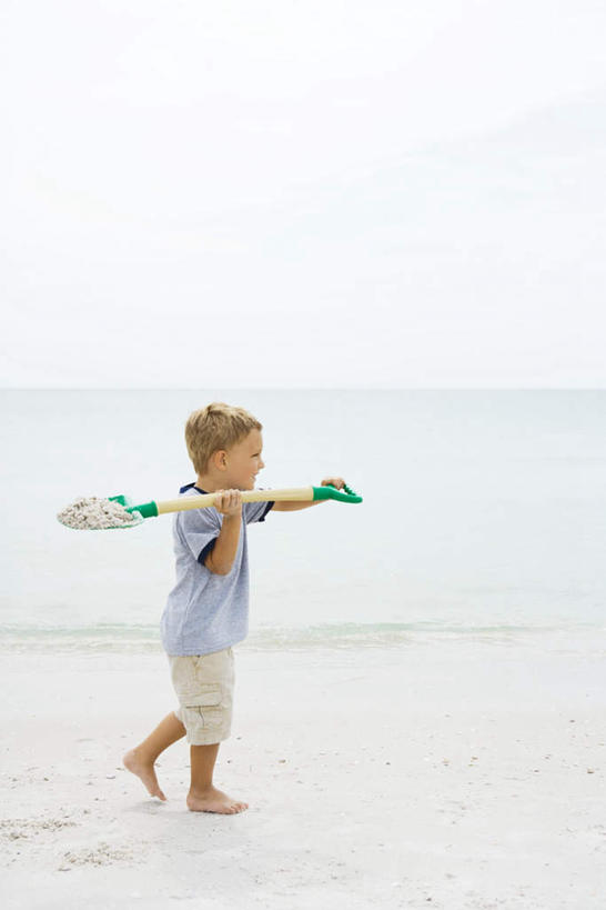 西方人,儿童,一个人,走,举,笑,微笑,露齿笑,竖图,俯视,室外,白天,游戏,纯洁,沙滩,欧洲,欧洲人,仅一个男性,仅一个人,阴影,短裤,光线,沙子,影子,海岸,沙地,玩,T恤,注视,娱乐,小孩,阳光,观察,看,托,仅一个小孩,休闲,短袖,可爱,童年,童趣,凝视,查看,注意,关注,童真,烂漫,无邪,天真,男孩,男人,男性,白种人,孩子,海滩,步行,举起,举手,举着,玩耍,嬉戏,向上举,向上伸,向上托,走路,彩图,高角度拍摄,全身,男生