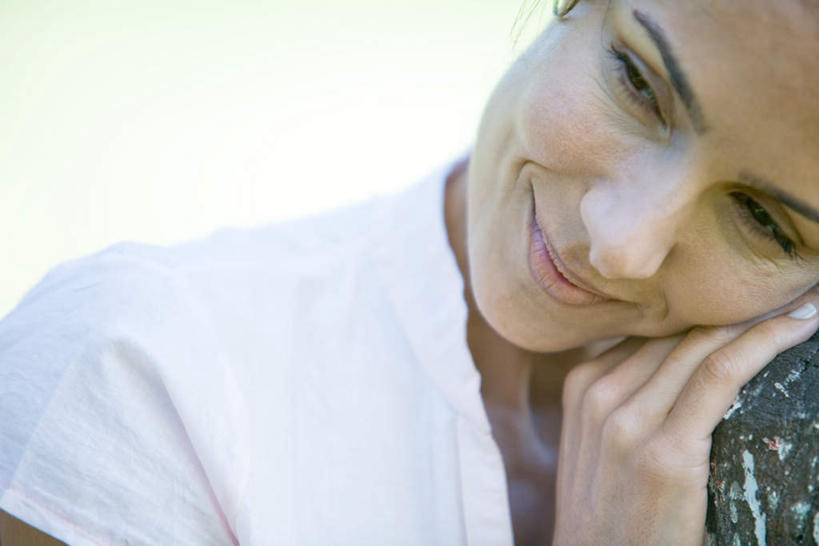 西方人,一个人,笑,摸,微笑,横图,室外,特写,白天,正面,植物,欧洲,欧洲人,仅一个年轻女性,仅一个女性,仅一个人,撑,抚摸,阴影,光线,影子,托腮,依靠,注视,树,树木,绿色,阳光,自然,观察,看,靠,靠着,托,倚靠,放,凝视,生长,成长,查看,注意,关注,托下巴,年轻女性,女人,女性,白种人,触摸,接触,半身,彩图