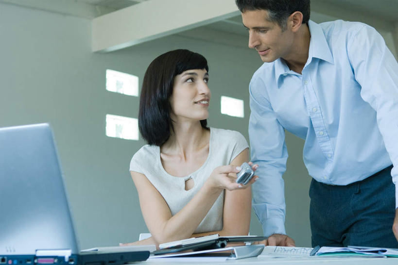 西方人,两个人,商务人士,商务男性,商务女性,办公室,站,坐,笑,说,微笑,露齿笑,横图,室内,白天,仰视,衬衫,讨论,电脑,笔记本电脑,别墅,家具,装修,桌子,建筑,电话,手机,椅子,欧洲,欧式,欧洲人,弯腰,握,阴影,套装,装饰,会议,光线,网络,材料,档案,文件,影子,办公桌,房屋,墙,屋子,公寓,文件夹,豪华,拿,拿着,注视,通讯设备,建设,现代,装潢,洋房,楼房,墙壁,墙面,白色,阳光,资料,室内装潢,低头,观察,看,站着,凝视,握着,查看,明亮,无线,舒适,家居装潢,注意,关注,文档,通信设备,商务装,无线网络,房屋设计,地中海风格,古典风格,简约风格,资料夹,无线上网,便携式电脑,室内设计,工薪阶层,宽敞,办公家具,样板房装潢,交流,手提电脑,男人,男性,年轻男性,年轻女性,女人,女性,白种人,白领,上班族,设计,沟通,讲话,交谈,说话,谈话,坐着,半身,彩图,低角度拍摄,衬衣,房子