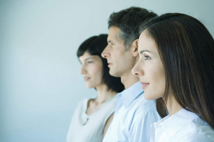 西方人,两个人,商务人士,商务男性,商务女性,办公室,站,横图,室内,白天,正面,衬衫,欧洲,欧洲人,一排,套装,整齐,墙,注视,墙壁,墙面,排列,白色,观察,看,站着,凝视,查看,注意,队列,关注,商务装,工薪阶层,男人,男性,年轻男性,年轻女性,女人,女性,白种人,白领,上班族,站立,半身,彩图,衬衣