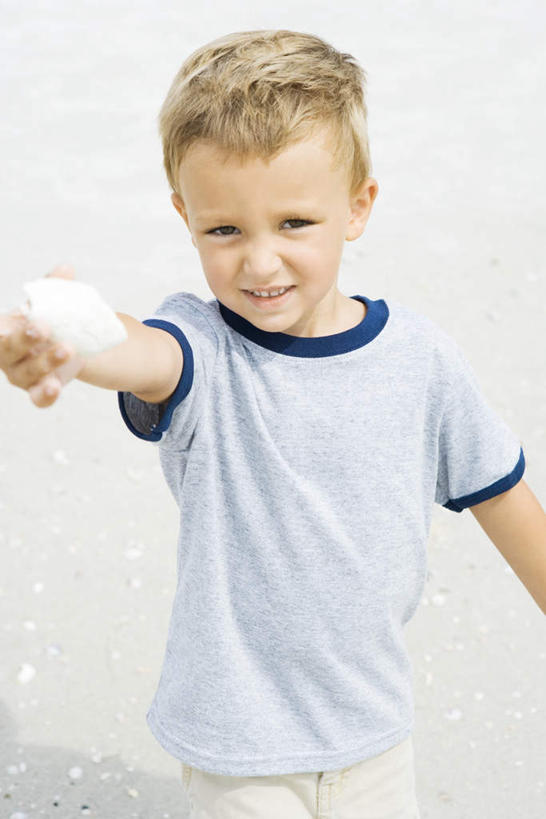 西方人,儿童,一个人,站,举,竖图,俯视,室外,白天,游戏,纯洁,沙滩,欧洲,欧洲人,仅一个男性,仅一个人,阴影,短裤,光线,沙子,影子,海岸,海螺,沙地,玩,T恤,注视,娱乐,小孩,阳光,观察,看,伸,托,站着,仅一个小孩,休闲,短袖,可爱,童年,童趣,凝视,伸手,查看,注意,关注,童真,烂漫,无邪,天真,男孩,男人,男性,白种人,孩子,海滩,举起,举手,举着,抬头,玩耍,嬉戏,向上举,向上伸,向上托,仰头,彩图,高角度拍摄,全身,男生