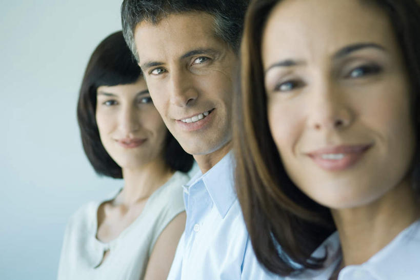 西方人,两个人,商务人士,商务男性,商务女性,办公室,站,笑,微笑,露齿笑,横图,室内,白天,正面,衬衫,欧洲,欧洲人,一排,套装,整齐,墙,注视,墙壁,墙面,排列,白色,观察,看,站着,凝视,查看,注意,队列,关注,商务装,工薪阶层,男人,男性,年轻男性,年轻女性,女人,女性,白种人,白领,上班族,站立,半身,彩图,衬衣