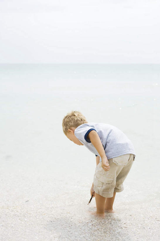 西方人,儿童,一个人,站,竖图,全景,俯视,室外,白天,游戏,纯洁,海浪,海洋,沙滩,天际线,欧洲,欧洲人,仅一个男性,仅一个人,弯腰,阴影,短裤,光线,沙子,影子,海岸,浪花,沙地,玩,T恤,注视,娱乐,小孩,天空,阳光,海水,天,观察,看,站着,仅一个小孩,休闲,短袖,可爱,童年,童趣,凝视,查看,注意,关注,海景,童真,烂漫,无邪,天真,男孩,男人,男性,白种人,孩子,大海,风浪,海,海水的波动,海滩,近岸浪,涌浪,玩耍,嬉戏,彩图,高角度拍摄,全身,男生
