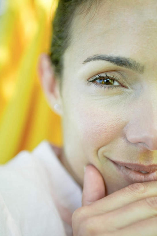 西方人,脸,头,脸颊,手,一个人,躺,笑,微笑,竖图,室外,特写,白天,正面,T恤衫,吊床,欧洲,欧洲人,仅一个年轻女性,仅一个女性,仅一个人,撑,阴影,光线,影子,T恤,托腮,注视,黄色,阳光,观察,看,托,手部,短袖,凝视,查看,注意,关注,托下巴,露营,野营,宿营,卧着,年轻女性,女人,女性,白种人,头部,脸部,脸蛋,面部,躺着,卧,半身,彩图