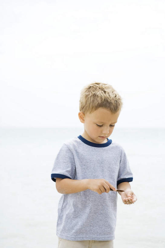 西方人,儿童,一个人,站,竖图,全景,俯视,室外,白天,游戏,纯洁,海浪,海洋,沙滩,天际线,欧洲,欧洲人,仅一个男性,仅一个人,握,阴影,短裤,光线,沙子,影子,海岸,浪花,沙地,拿,玩,T恤,拿着,注视,娱乐,小孩,天空,阳光,海水,天,低头,观察,看,站着,仅一个小孩,休闲,短袖,可爱,童年,童趣,凝视,握着,查看,注意,关注,海景,童真,烂漫,无邪,天真,男孩,男人,男性,白种人,孩子,大海,风浪,海,海水的波动,海滩,近岸浪,涌浪,玩耍,嬉戏,彩图,高角度拍摄,全身,男生