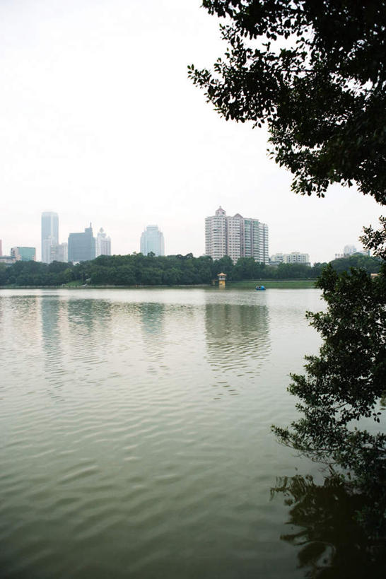 无人,竖图,室外,白天,正面,草地,草坪,湖,湖泊,美景,树林,水,植物,阴影,波纹,透明,反射,液体,影子,房屋,屋子,湖面,景观,水流,水面,公寓,涟漪,漩涡,楼房,住宅,水珠,草,树,树木,蓝色,绿色,倒影,蓝天,水纹,天空,自然,湖水,天,景色,生长,晴朗,成长,自然风光,万里无云,晴空,晴空万里,彩图,房子