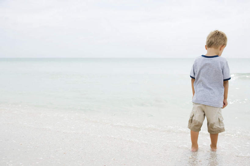 西方人,儿童,一个人,站,横图,全景,俯视,室外,白天,游戏,纯洁,海浪,海洋,沙滩,天际线,欧洲,欧洲人,仅一个男性,仅一个人,阴影,短裤,光线,沙子,影子,海岸,浪花,沙地,玩,T恤,注视,娱乐,小孩,天空,阳光,海水,天,低头,观察,看,站着,仅一个小孩,休闲,短袖,可爱,童年,童趣,凝视,查看,注意,关注,海景,童真,烂漫,无邪,天真,男孩,男人,男性,白种人,孩子,大海,风浪,海,海水的波动,海滩,近岸浪,涌浪,插兜,两手抄兜,两手放兜,手插兜,手放口袋,玩耍,嬉戏,彩图,高角度拍摄,全身,男生