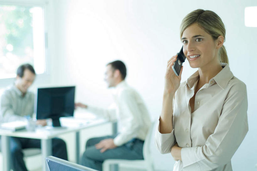 西方人,三个人,商务人士,商务男性,商务女性,办公室,站,坐,笑,说,打电话,微笑,露齿笑,横图,室内,白天,正面,衬衫,电脑,显示器,鼠标,键盘,植物,窗户,家具,桌子,电话,手机,欧洲,欧洲人,套装,网络,办公桌,墙,注视,输入设备,通讯设备,玻璃窗,墙壁,墙面,树,树木,绿色,白色,自然,观察,看,站着,台式电脑,凝视,生长,成长,查看,注意,关注,通信设备,商务装,工薪阶层,输出设备,办公家具,交流,男人,男性,年轻男性,年轻女性,女人,女性,白种人,白领,上班族,沟通,讲话,交谈,说话,抬头,谈话,通话,仰头,站立,坐着,半身,彩图,衬衣