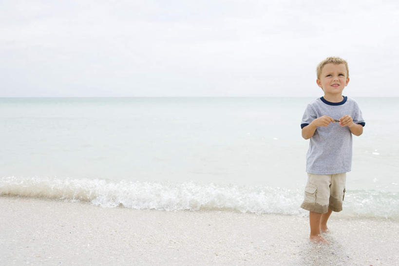 西方人,儿童,一个人,站,捧,横图,全景,俯视,室外,白天,游戏,纯洁,海浪,海洋,沙滩,天际线,欧洲,欧洲人,仅一个男性,仅一个人,阴影,短裤,光线,沙子,影子,海岸,浪花,沙地,玩,T恤,注视,娱乐,小孩,天空,阳光,海水,天,观察,看,站着,仅一个小孩,休闲,短袖,可爱,童年,童趣,凝视,查看,注意,关注,海景,童真,烂漫,无邪,天真,男孩,男人,男性,白种人,孩子,大海,风浪,海,海水的波动,海滩,近岸浪,涌浪,捧着,手捧,抬头,玩耍,嬉戏,仰头,彩图,高角度拍摄,全身,男生