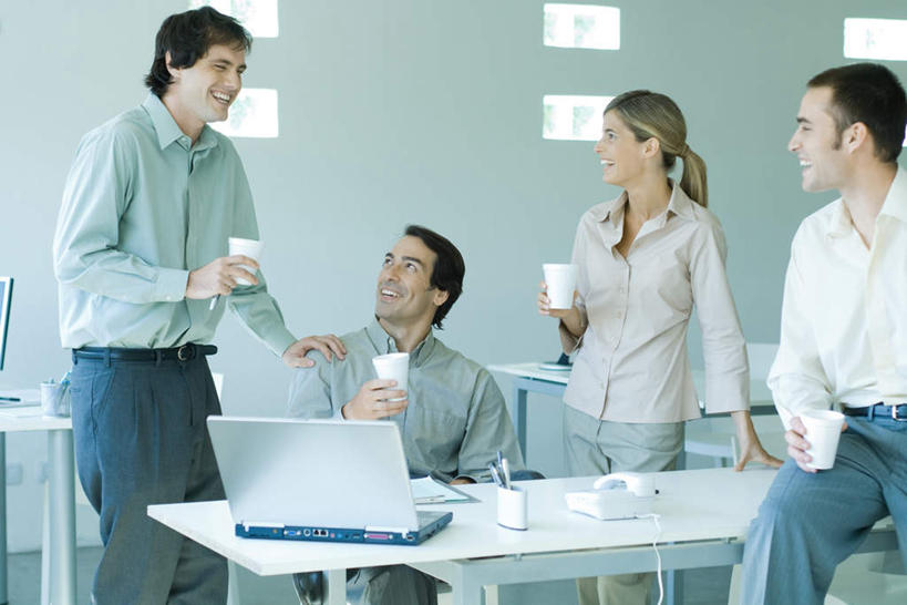 西方人,四个人,商务人士,商务男性,商务女性,办公室,站,坐,笑,说,微笑,露齿笑,横图,室内,白天,正面,衬衫,电脑,笔记本电脑,植物,窗户,家具,桌子,杯子,欧洲,欧洲人,撑,喝,喝水,套装,网络,办公桌,墙,注视,通讯设备,玻璃窗,墙壁,墙面,树,树木,绿色,白色,自然,纸制品,观察,看,站着,凝视,生长,成长,查看,纸杯,无线,撑着,注意,关注,一次性杯子,通信设备,商务装,无线网络,无线上网,便携式电脑,工薪阶层,办公家具,手提电脑,男人,男性,年轻男性,年轻女性,女人,女性,白种人,白领,上班族,讲话,交谈,说话,抬头,谈话,仰头,站立,坐着,半身,彩图,衬衣