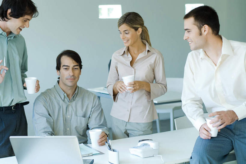 西方人,四个人,商务人士,商务男性,商务女性,办公室,站,坐,捧,笑,说,微笑,露齿笑,横图,室内,白天,正面,衬衫,电脑,笔记本电脑,植物,窗户,家具,桌子,杯子,电话,欧洲,欧洲人,喝,喝水,握,套装,网络,办公桌,墙,拿,拿着,注视,通讯设备,玻璃窗,墙壁,墙面,树,树木,绿色,白色,自然,话筒,纸制品,观察,看,站着,电话线,凝视,握着,生长,成长,查看,纸杯,无线,注意,关注,一次性杯子,通信设备,商务装,无线网络,无线上网,便携式电脑,工薪阶层,办公家具,手提电脑,男人,男性,年轻男性,年轻女性,女人,女性,白种人,白领,上班族,电话机,端,端着,讲话,交谈,捧着,手捧,说话,抬头,谈话,仰头,站立,坐着,半身,彩图,衬衣