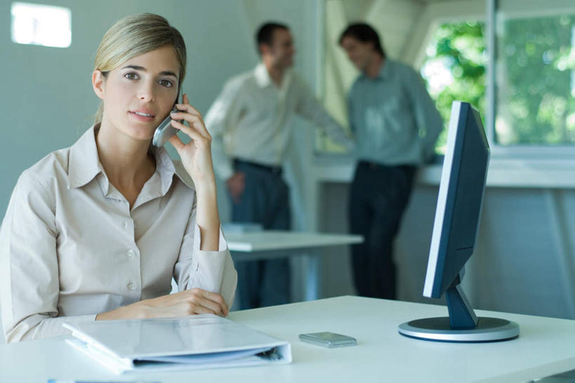 西方人,三个人,商务人士,商务男性,商务女性,办公室,站,坐,笑,说,打电话,微笑,露齿笑,横图,室内,白天,正面,衬衫,电脑,显示器,鼠标,键盘,植物,窗户,家具,桌子,电话,手机,欧洲,欧洲人,套装,朦胧,模糊,网络,办公桌,墙,注视,输入设备,通讯设备,玻璃窗,墙壁,墙面,树,树木,绿色,白色,自然,观察,看,站着,台式电脑,凝视,生长,成长,查看,注意,关注,通信设备,商务装,工薪阶层,输出设备,办公家具,交流,男人,男性,年轻男性,年轻女性,女人,女性,白种人,白领,上班族,沟通,讲话,交谈,说话,抬头,谈话,通话,仰头,站立,坐着,半身,彩图,衬衣