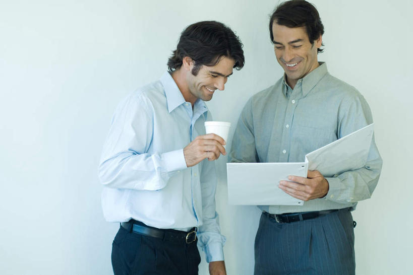 西方人,两个人,商务人士,商务男性,站,笑,说,微笑,露齿笑,横图,俯视,室内,白天,衬衫,讨论,别墅,装修,建筑,杯子,笔筒,欧洲,欧式,欧洲人,握,阴影,套装,装饰,会议,光线,笔,材料,档案,文件,影子,房屋,墙,屋子,公寓,文件夹,豪华,拿,拿着,注视,建设,现代,装潢,洋房,楼房,墙壁,墙面,文具,白色,阳光,纸制品,资料,室内装潢,低头,观察,看,站着,凝视,握着,查看,纸杯,明亮,舒适,家居装潢,注意,关注,一次性杯子,文档,商务装,房屋设计,地中海风格,古典风格,简约风格,资料夹,室内设计,工薪阶层,宽敞,样板房装潢,交流,男人,男性,年轻男性,白种人,白领,上班族,设计,沟通,讲话,交谈,说话,谈话,半身,彩图,高角度拍摄,衬衣,房子