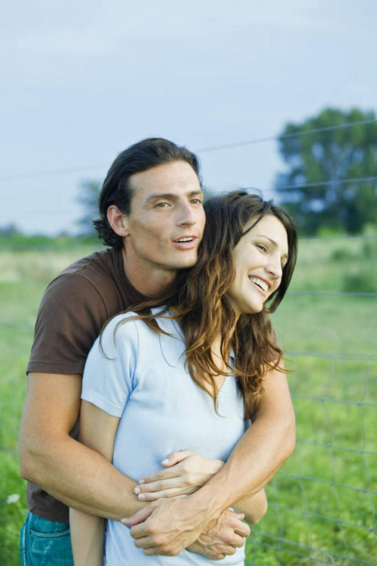 西方人,两个人,夫妻,站,抱,笑,微笑,露齿笑,竖图,室外,白天,正面,爱情,草地,草坪,森林,树林,植物,欧洲,欧洲人,浪漫,注视,草,树,树木,蓝色,绿色,蓝天,天空,自然,天,观察,看,站着,恩爱,凝视,恋人,生长,晴朗,成长,抱着,查看,搂着,注意,关注,万里无云,男人,男性,年轻男性,年轻女性,女人,女性,白种人,情侣,晴空,晴空万里,怀抱,搂,搂抱,相抱,拥抱,站立,半身,彩图,伴侣